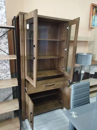 Vitrina de madera y cristal