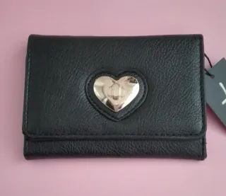 Monedero negro con detalle corazón dorado