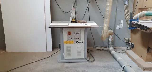 Perfiladora-Ribeteadora FRAVOL modelo AZ-2.