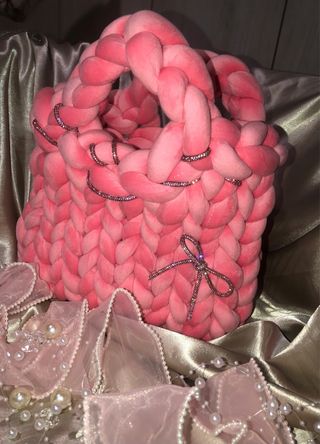Borsa intrecciata rosa con strass