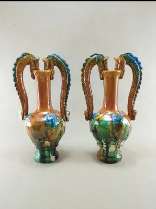 Splendida coppia di vasi cinesi in porcellana smaltata Sancai della dinastia Tang con manici drago