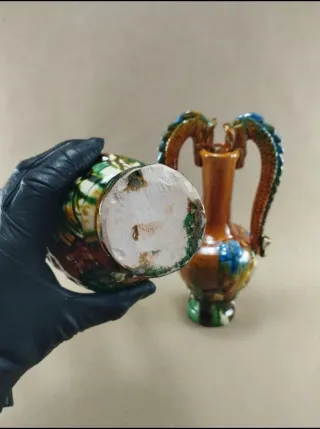 Splendida coppia di vasi cinesi in porcellana smaltata Sancai della dinastia Tang con manici drago