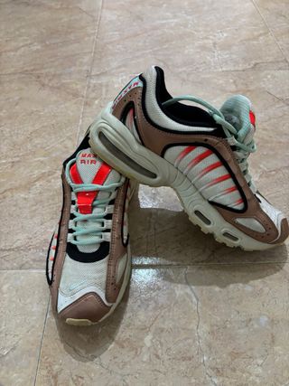 Tenis Nike Air Max Dorados y Rojos
