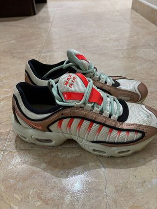 Tenis Nike Air Max Dorados y Rojos