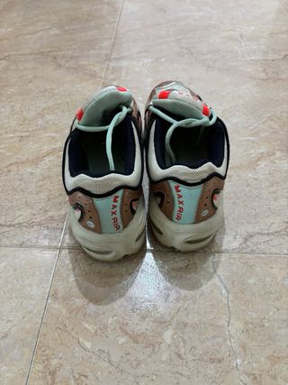 Tenis Nike Air Max Dorados y Rojos