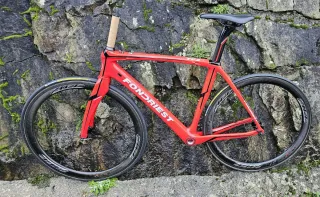 Bicicleta de carretera Fondriest roja
