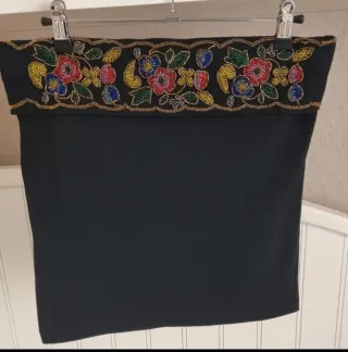 Top negro con pedrería floral