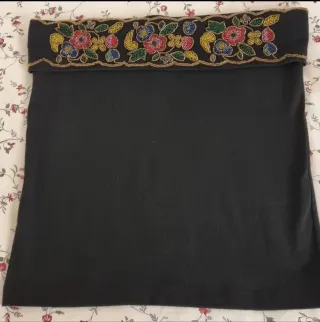 Top negro con pedrería floral