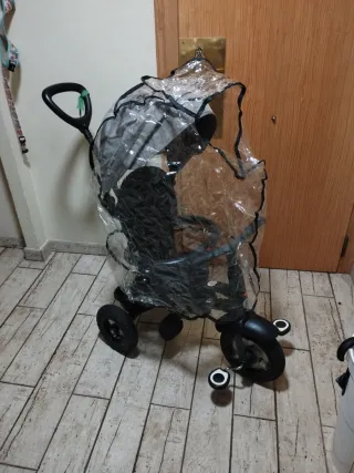 Triciclo Qplay con capota para lluvia.