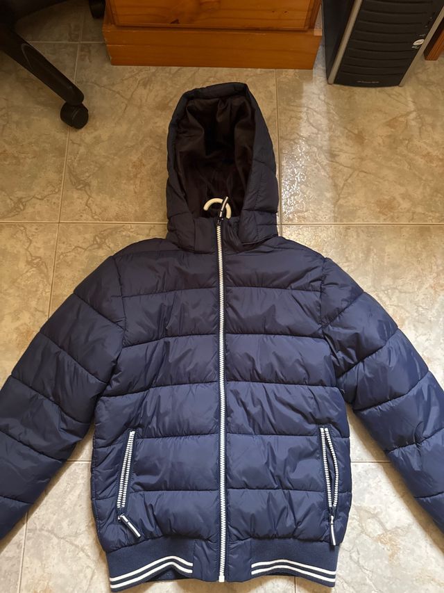 Chaquetón azul con capucha