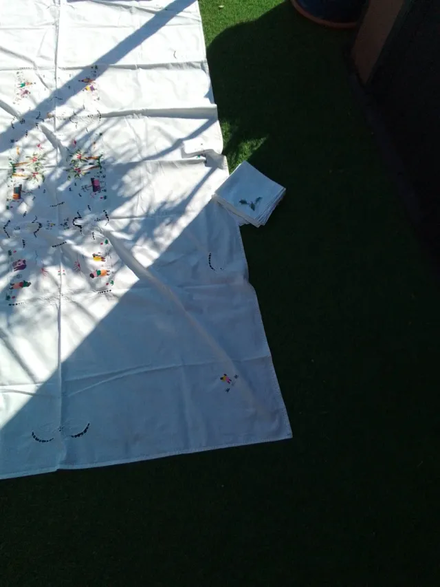 Mantelería antigua bordada