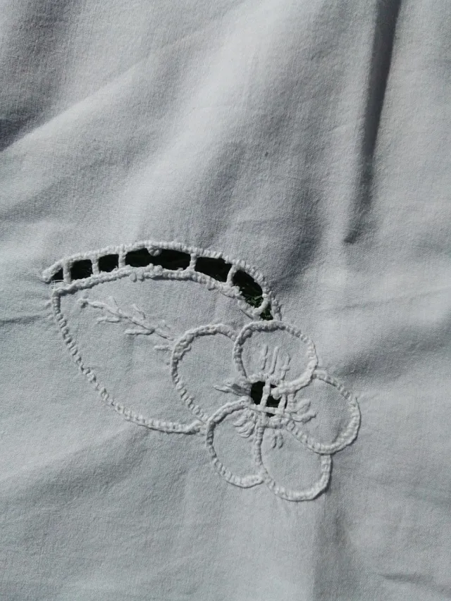 Mantelería antigua bordada