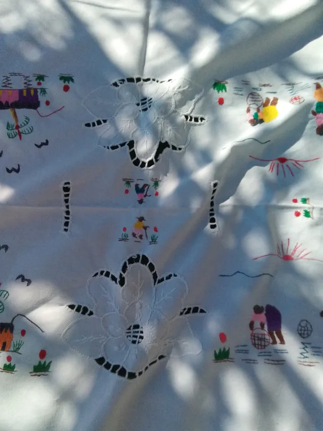 Mantelería antigua bordada