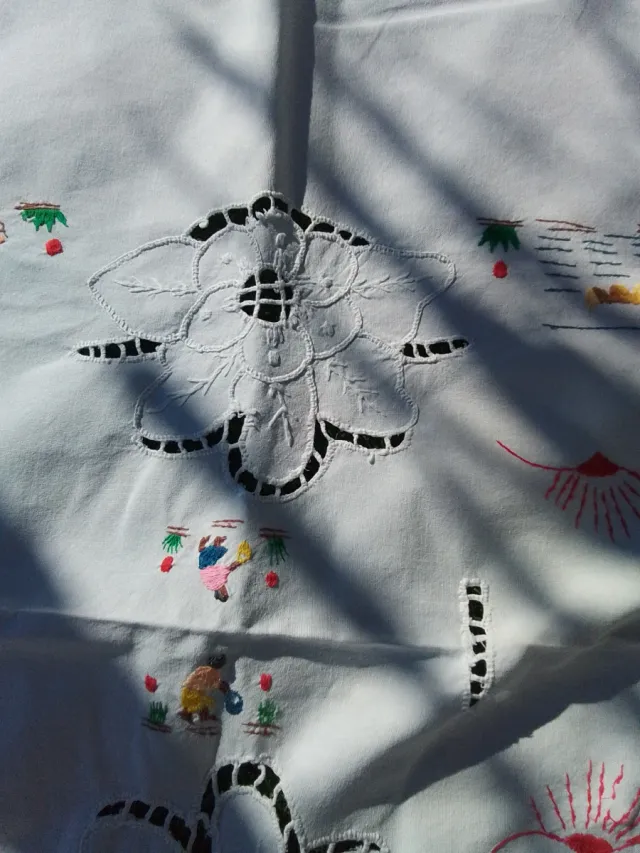 Mantelería antigua bordada