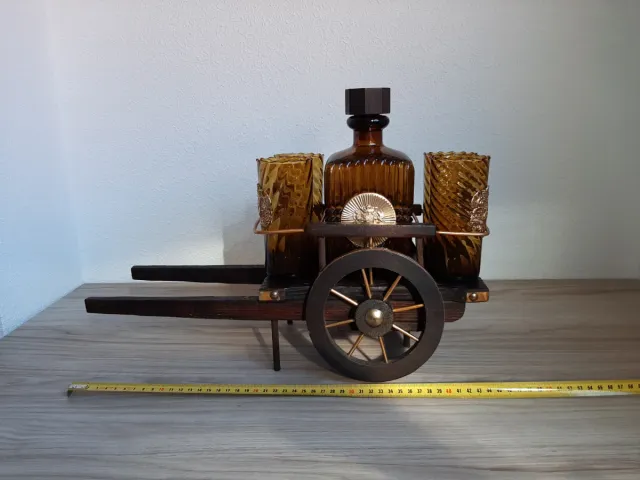 Carro de madera con botella y 4 vasos