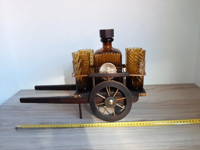 Carro de madera con botella y 4 vasos
