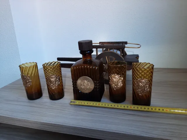 Carro de madera con botella y 4 vasos