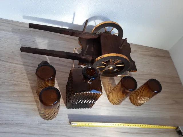 Carro de madera con botella y 4 vasos
