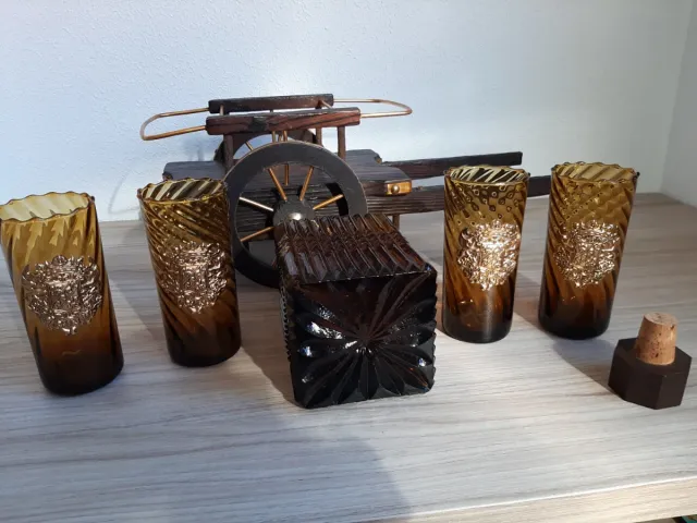 Carro de madera con botella y 4 vasos