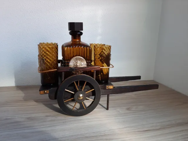 Carro de madera con botella y 4 vasos