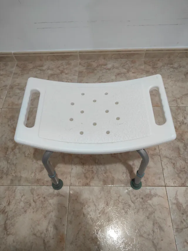 Taburete de ducha blanco y gris