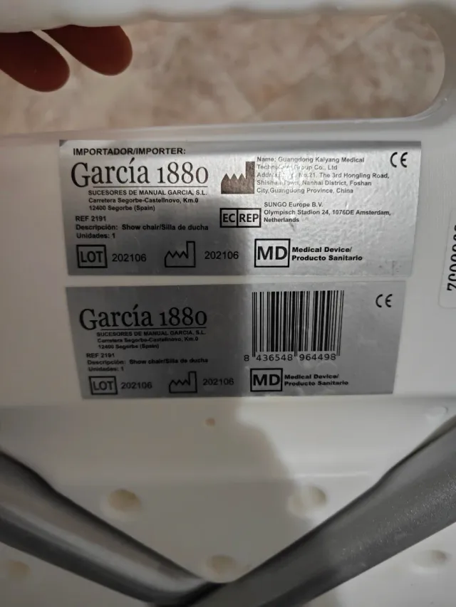 Taburete de ducha blanco y gris