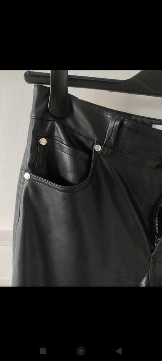 Pantalones efecto piel negros