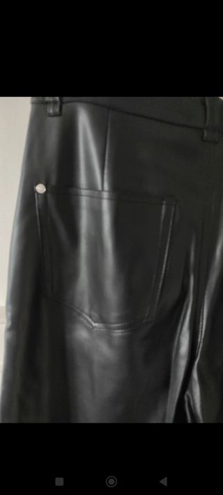 Pantalones efecto piel negros