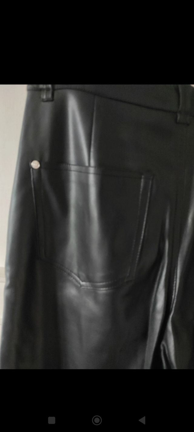 Pantalones efecto piel negros