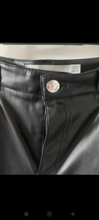 Pantalones efecto piel negros