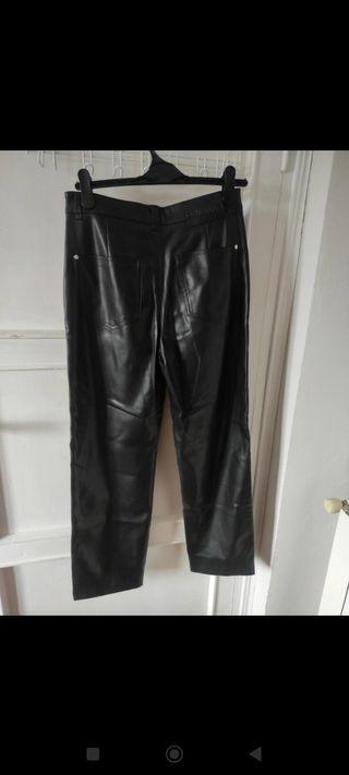 Pantalones efecto piel negros
