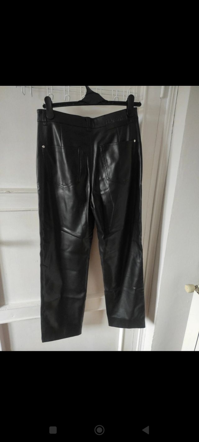 Pantalones efecto piel negros