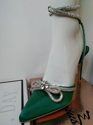 Zapatos de tacón verde atados a la pierna