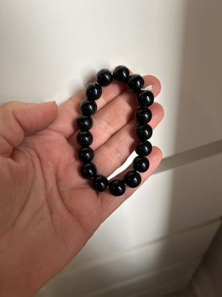 Pulsera de cuentas negras