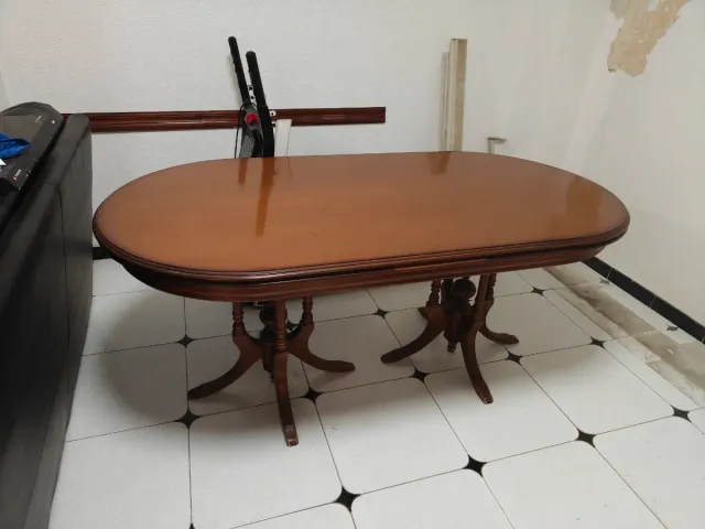 URGE VENDER  Mesa mas sillas de madera y extensibl