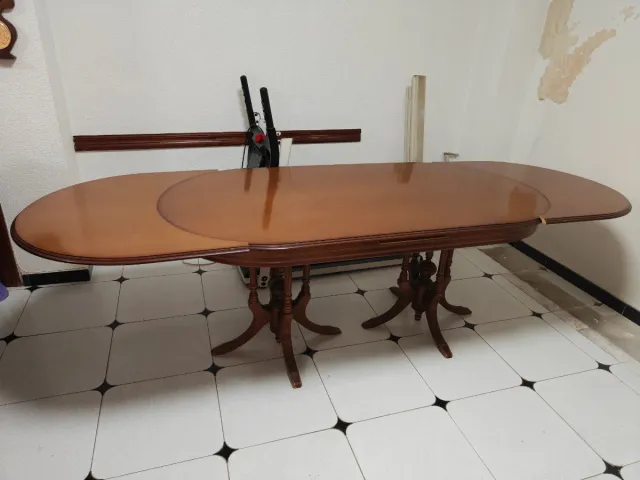 URGE VENDER  Mesa mas sillas de madera y extensibl