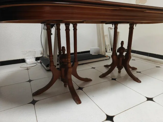 URGE VENDER  Mesa mas sillas de madera y extensibl