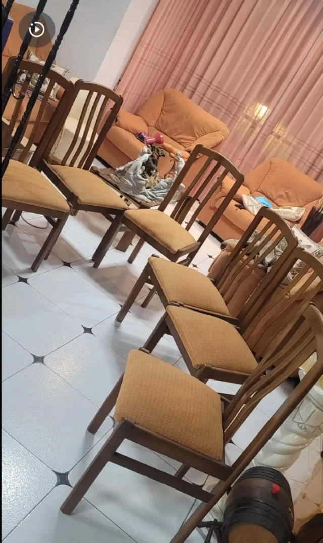 URGE VENDER  Mesa mas sillas de madera y extensibl