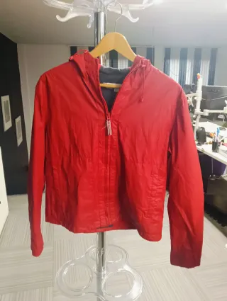 Chaqueta/Chubasquero Rojo con Capucha
