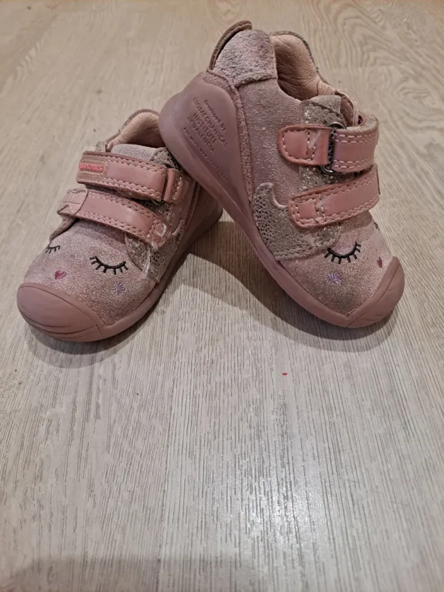 Zapatos niña rosa. Talla 20.