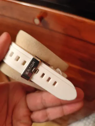 Reloj de cuarzo blanco y negro