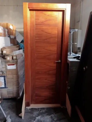 Puerta de madera interior.