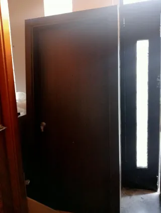 Puerta de madera interior.