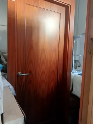 Puerta de madera interior.