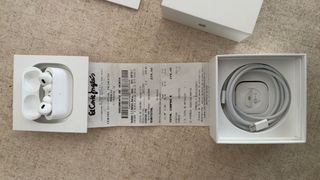 Apple AirPods Pro 2.  Caja de carga inalámbrica.