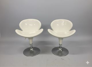 Juego de 2 sillas blancas con base metálica