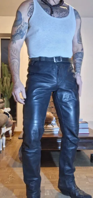 Pantalón  ajustado de cuero negro