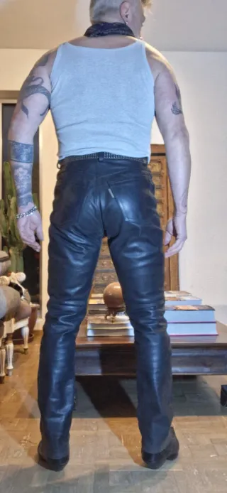 Pantalón  ajustado de cuero negro