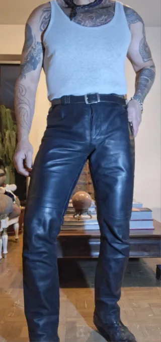 Pantalón  ajustado de cuero negro