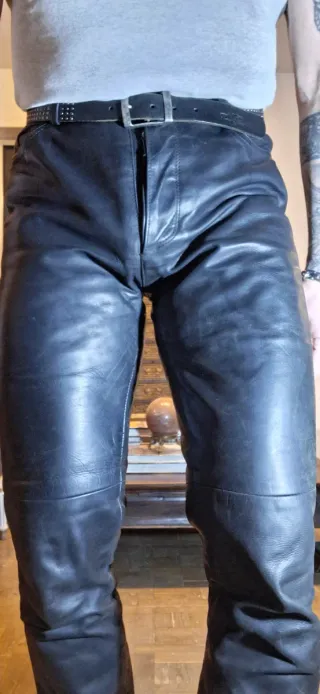 Pantalón  ajustado de cuero negro